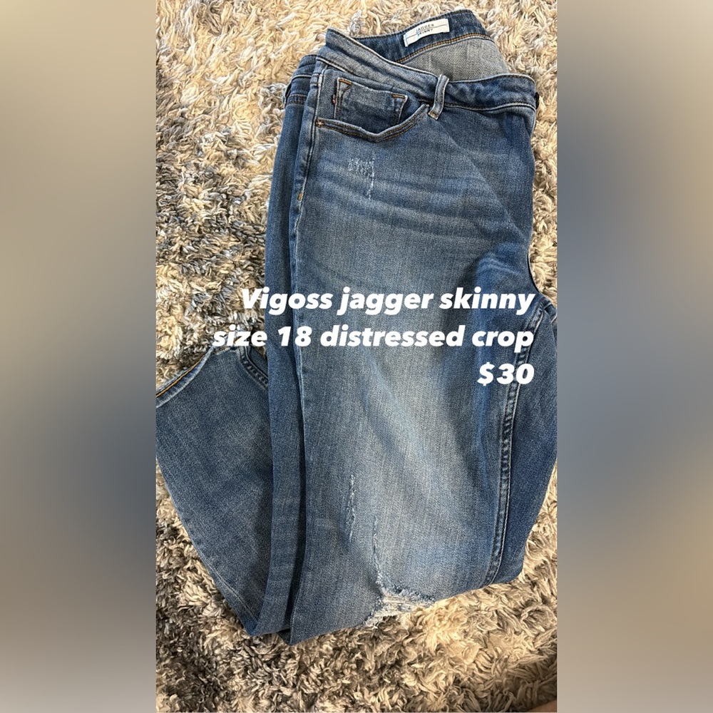 Vigoss jagger classic distressed skinny crop. Medium wash